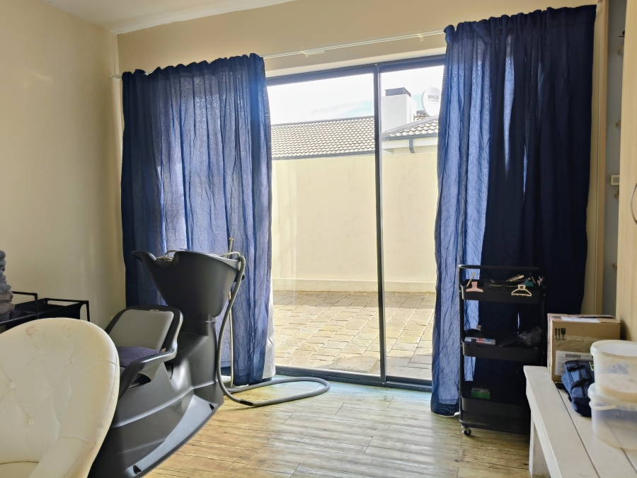 6 Bedroom Property for Sale in Paradise Beach Eastern Cape